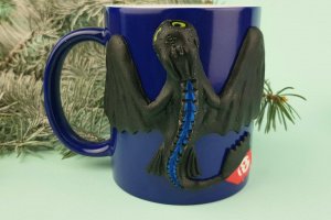 Кружка хамелеон чашка декором Беззубик черный дракон подарок - Описание