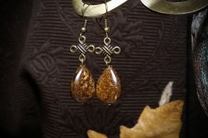 Бронзовые серьги с бронзитом и узелками.