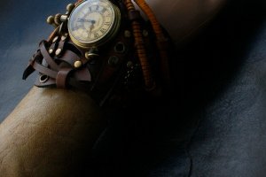 кожаный браслет стимпанк готический стиль  с часами - Описание