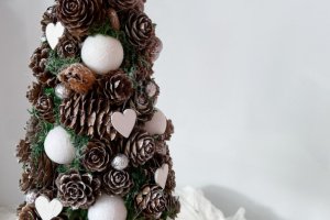 Эко елка.Елка из шишек белая - Описание