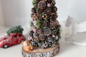 Эко елка.Елка из шишек с оленем - Описание