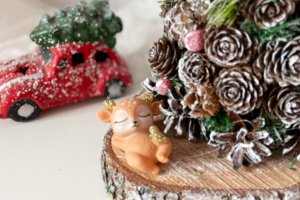 Эко елка.Елка из шишек с оленем - Описание