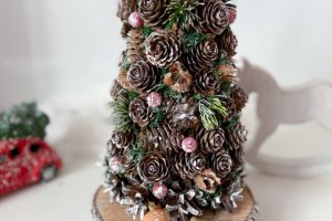 Эко елка.Елка из шишек с оленем - Описание