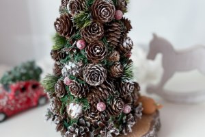 Эко елка.Елка из шишек с оленем - Описание