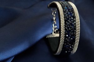 Синій браслет зі стразами - Опис