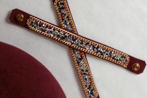 Браслет бордо со стразами - Описание