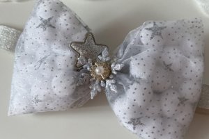 Новогодняя повязка бантик с помпонами и звездами - Описание