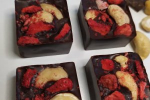 Натуральный шоколад с кешью и клубникой. - Описание