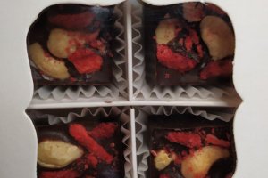 Натуральный шоколад с кешью и клубникой. - Описание