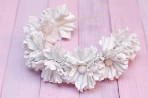 Обруч ободок с белыми цветами  - Описание