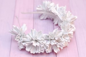 Обруч ободок с белыми цветами  - Описание