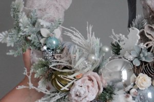 Новорічний вінок в сірому кольорі з хутром. - Опис
