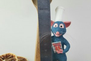 Іграшка статуетка Ремі щурів з мультфільму Рататуй з ложкою - Опис