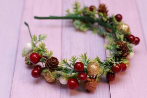 Робота Новорічний обруч обідок з гілочками ялинки та шишками