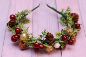 Новогодний обруч ободок с веточками ели и шишками  - Описание