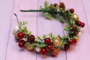 Новогодний обруч ободок с веточками ели и шишками  - Описание
