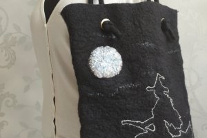 Валяная сумочка ′Я - ангел, но на метле быстрее...′ - Описание
