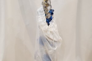Новогодняя большая ёлка с синими блестящими цветами  - Описание
