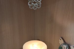 Янголятко з янтарем, рожевим кварцем, аметистом, нефритом - Опис