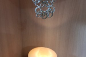 Янголятко з янтарем, рожевим кварцем, аметистом, нефритом - Опис