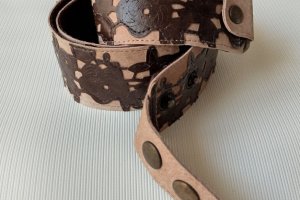 Ремінь шкіряний бежево-коричневий жіночий - Опис