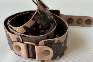 Ремінь шкіряний бежево-коричневий жіночий - Опис