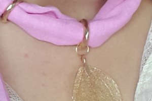 Розовый шарф. Один шарф 2 кулона. - Описание