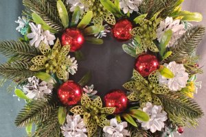Різдвяні вінки з золотими квітами. - Опис