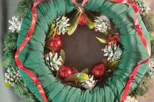 Різдвяні вінки з золотими квітами. - Опис