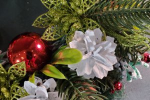 Різдвяні вінки з золотими квітами. - Опис