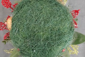 Икэбана рождественская  на стол с свечой с красными цветами - Описание