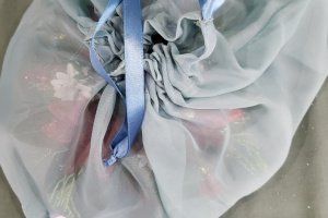 Икэбана рождественская  на стол с свечой с красными цветами - Описание