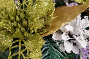 Ікебана із золотими квітами у бузковому кольорі. - Опис