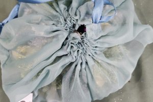 Ікебана із золотими квітами у бузковому кольорі. - Опис
