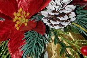 Ікебана на стіл з червоні різдвяні квіти зі свічкою - Опис