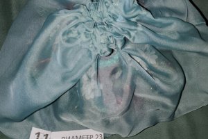 Ікебана на стіл з червоні різдвяні квіти зі свічкою - Опис