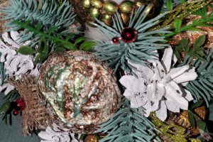 Икэбана с цветами с мешковины, с свечкой  - Описание