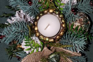 Икэбана с цветами с мешковины, с свечкой  - Описание