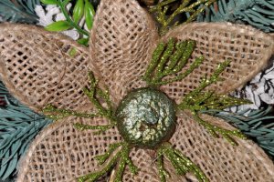 Икэбана с цветами с мешковины, с свечкой  - Описание