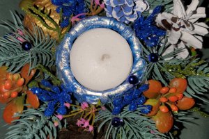 Икэбана с свечкой в синем цвете и праздничном мешке - Описание