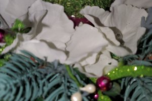 Икэбана с белыми цветами, со свечкой в праздничном мешке - Описание