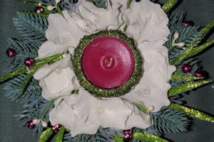 Икэбана с белыми цветами, со свечкой в праздничном мешке - Описание