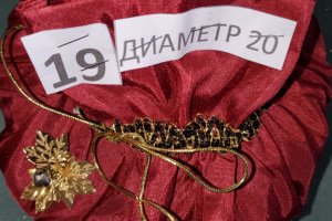 Икэбана с белыми цветами, со свечкой в праздничном мешке - Описание