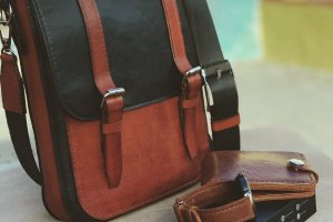 Кожаные аксессуары в коньячной коже  - Описание