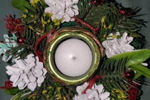 Ікебана зі свічкою у святковому червоно-чорному кольорі - Опис