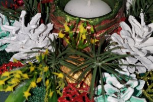 Ікебана зі свічкою у святковому червоно-чорному кольорі - Опис