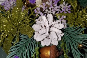 Ікебана в золотисто-оливковому кольорі зі свічкою в мішку - Опис