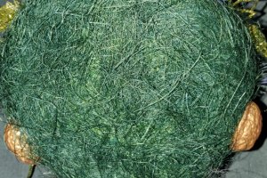 Ікебана в золотисто-оливковому кольорі зі свічкою в мішку - Опис