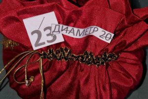 Ікебана в золотисто-оливковому кольорі зі свічкою в мішку - Опис