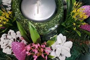 Икэбана с свечкой и сиреневыми веточками - Описание